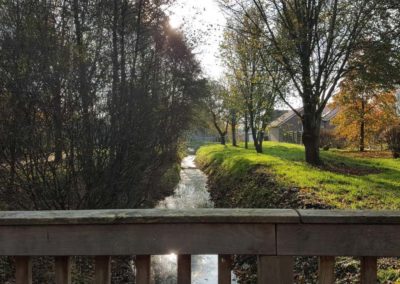 Blick von der Holzbrücke in Richtung Moorweg